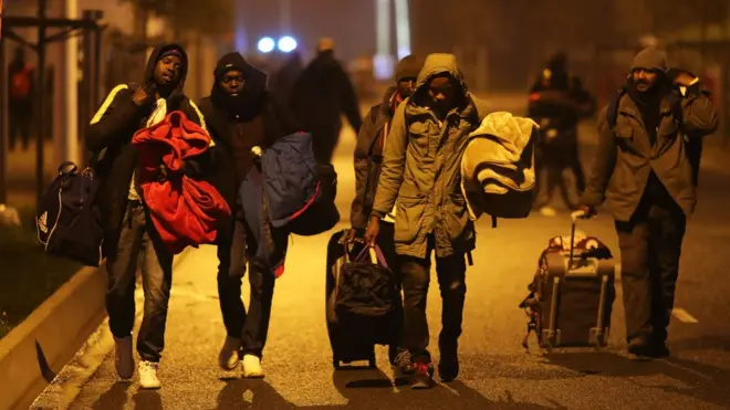 اس کیمپ میں قریباً دس ہزار افراد مقیم ہیں جنہیں پیر کے بعد فرانس کے مختلف علاقوں میں بھیجا جائے گا