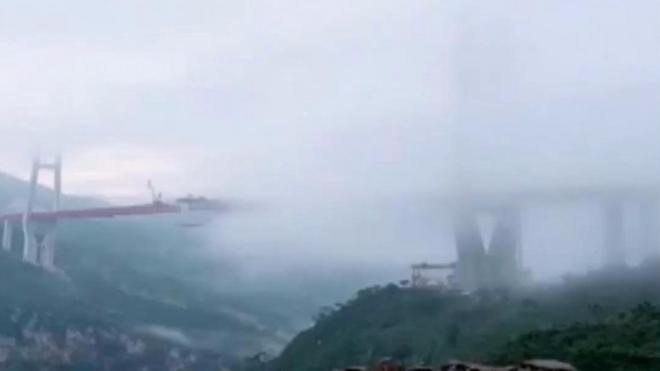 A ponte Beipanjiang, no sudoeste da China,pokerstarsmeio à névoa