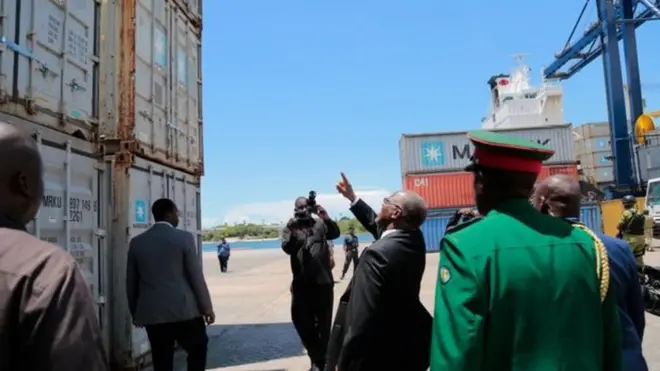 Rais Magufuli akihesabu makontena yenye mchanga wenye madini alipofanya ziara ya kushtukiza mwezi Machi