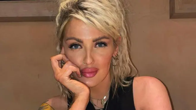 丹妮在Instagram上建立起了一個社群。