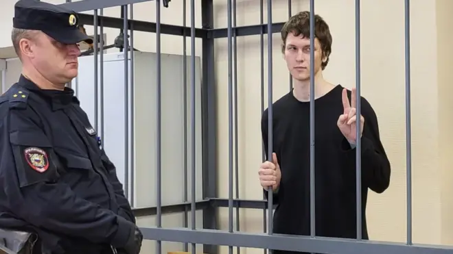 Егор Скороходов (по паспорту - Игорь Мальцев) называет себя пацифистом