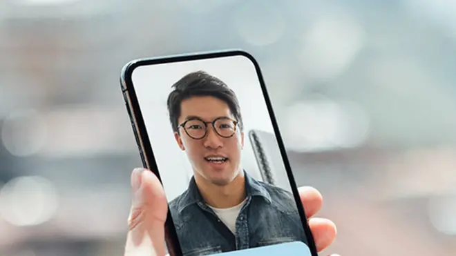 Quelqu'un qui utilise une application de rencontre