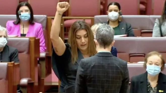australijska senatorka polaže zakletvu
