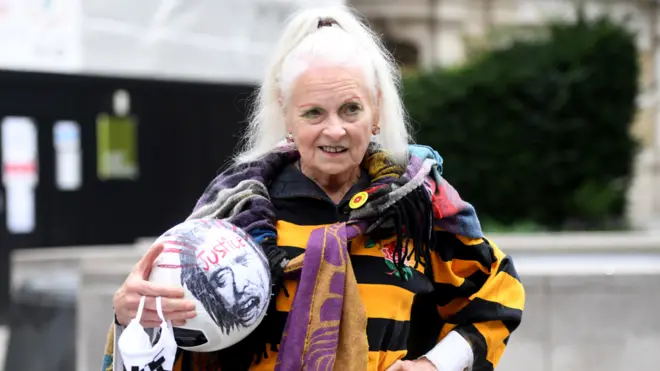 Вивьен Вествуд около здания суда