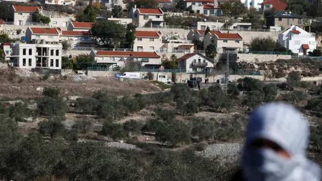 صدر محمود عباس کے ترجمان نے اس قرار داد کو 'اسرائیلی پالیسی کے لیے زبردست دھچکا' قرار دیا ہے