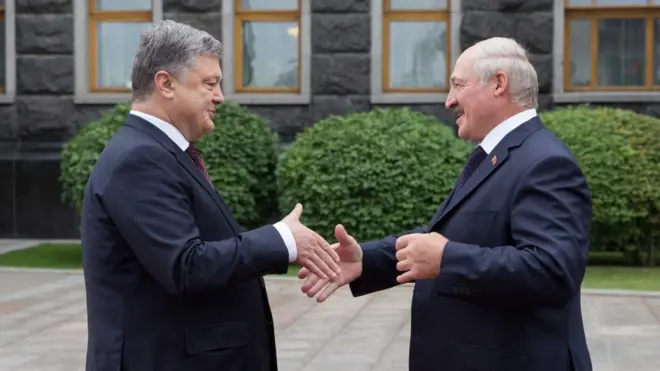 На думку Юрія Макарова, арешт кореспондента Павла Шаройка у Мінську "закриває період відносного нейтралітету у відносинах України з Білоруссю та її лідером"