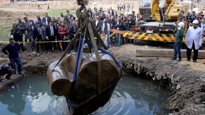 El torso pesa alrededor de tres toneladas y hace parte de una enorme estatua que podría representar al faraón Ramsés II.