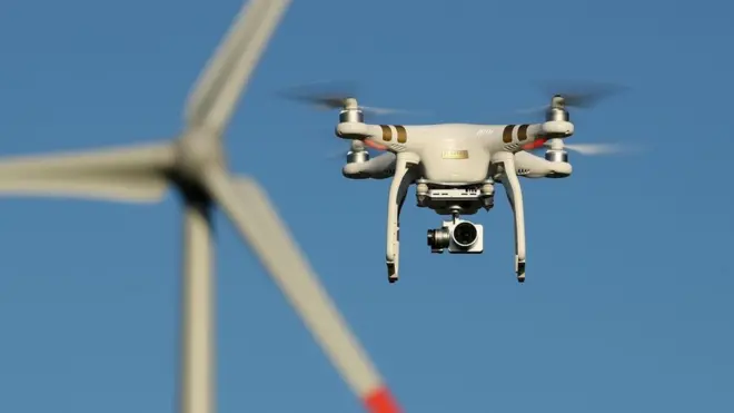 بعض طائرات الدرون المتوفرة في الأسواق يمكنها التحليق لنصف ساعة متواصلة لترسل مقاطع فيديو عالية الوضوح على مسافة ميلين من الهدف المراد تصويره