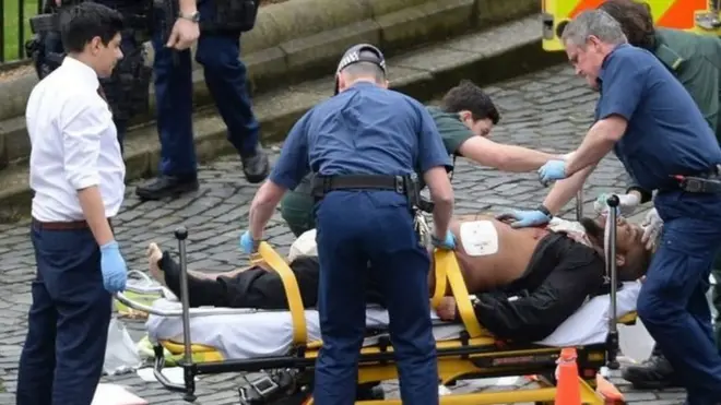 පොලිස් වෙඩි බැහැරට ලක්වූ ඛලිඩ් මසුඩ් ප්‍රතිකාර ලබමින්