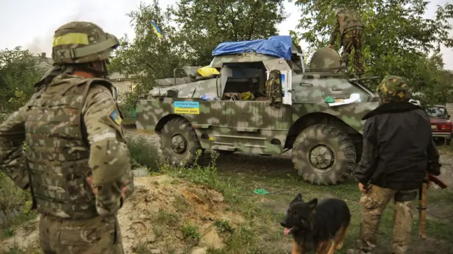 Украинские бойцы во время боев в Иловайске попали в окружение