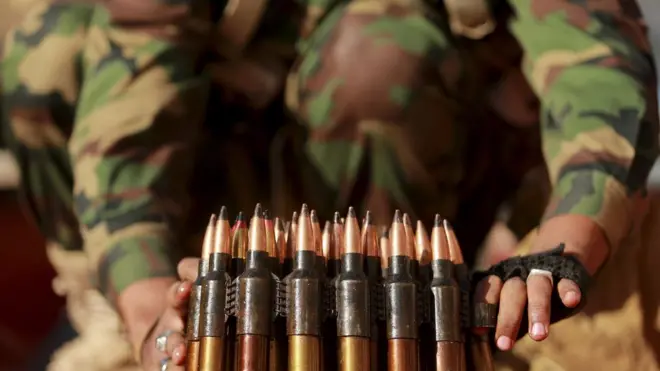 بعض الطلفات في يدي مقاتل في ليبيا