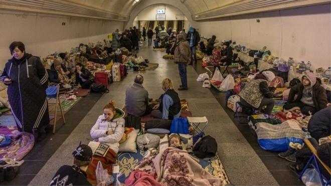 大勢が避難を続けるドロホジチ地下鉄駅（2日、キーウ）