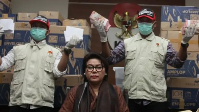 Penyidik didamping Wakil Ketua KPK, Basaria Panjaitan, menunjukkan barang bukti hasil Operasi Tangkap Tangan (OTT) yang menjerat anggota DPR Fraksi Golkar, Bowo Sidik Pangarso, saat memberikan keterangan pers, di Gedung KPK Merah Putih, Jakarta, Kamis (28/3).