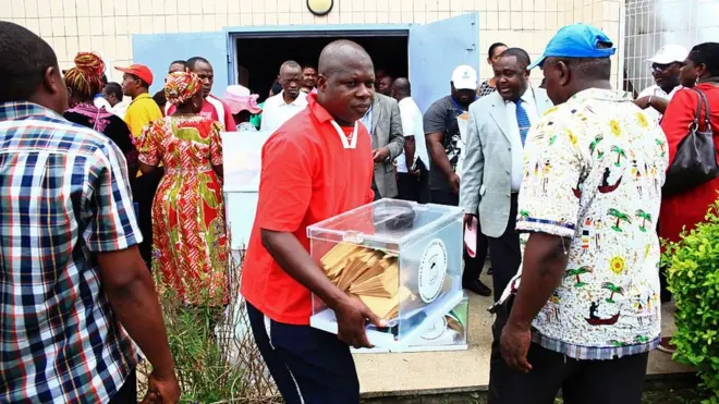 Les électeurs en Guinée équatoriale dans un bureau de vote
