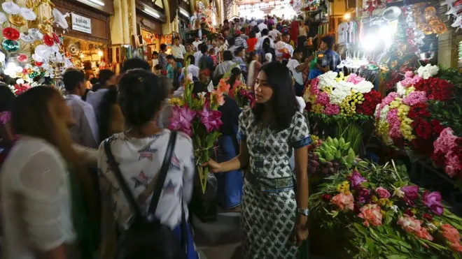 နှစ်ဆန်း တစ်ရက်နေ့က ရွှေတိဂုံ စေတီတော်မှာ ကုသိုလ်ပြုသူ တွေနဲ့ စည်ကား