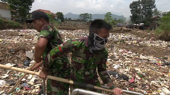 ทหารเก็บขยะ