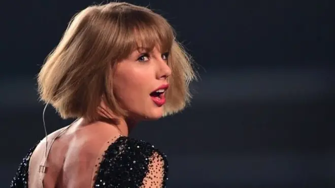 Swift prometió hacer donaciones a organizaciones que ayudan a las víctimas de asaltos sexuales.