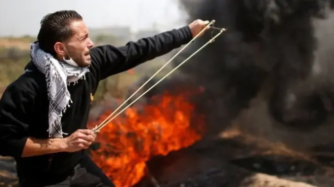 Para pengunjuk rasa menuntut agar mereka diizinkan kembali ke tanah leluhurnya yang sekarang berada di wilayah Israel.