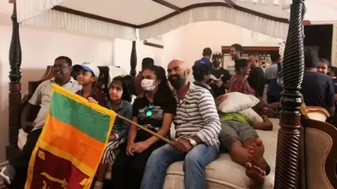 శ్రీలంక అధ్యక్ష భవనంలో నిరసనకారులు