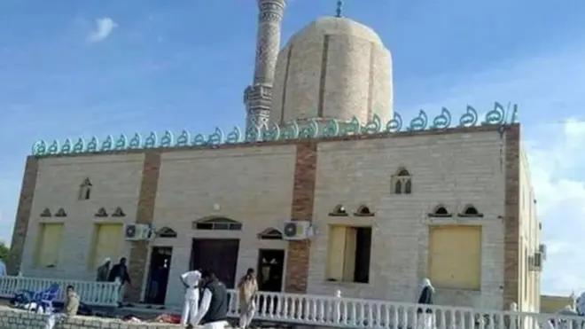 Kelompok militan menyerang masjid di dekat al-Arish.