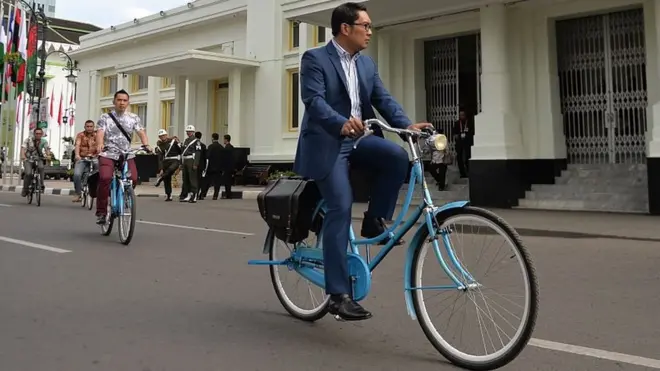 Ridwan Kamil, saat menjadi Wali Kota Bandung, naik sepeda, 23 April 2015.