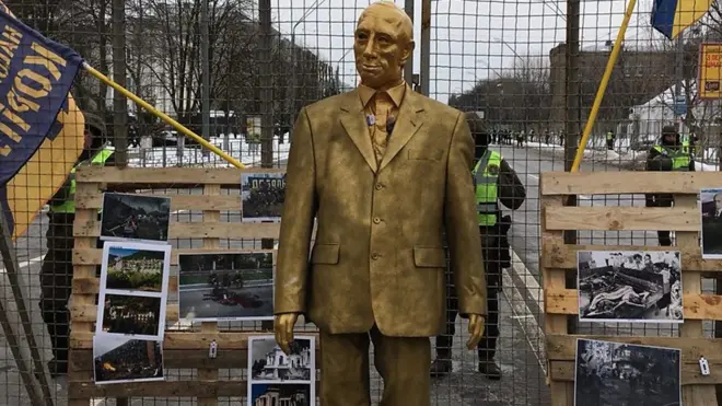 Акция украинских националистов у посольства России в Киеве