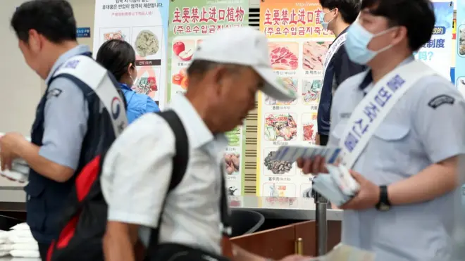 3일 오후 인천광역시 중구 항동 인천항 제2국제여객터미널 입국장에서 검역관 등이 아프리카돼지열병(ASF) 유입방지 등을 위해 불법 휴대 축산물 검역 활동을 펼치고 있다
