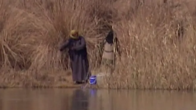 مقاتلان من تنظيم الدولة الإسلامية في قرية الباغوز