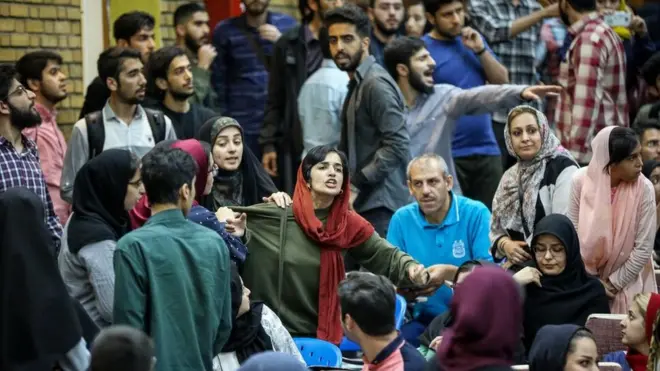 اعتراض لیلا حسین زاده در دانشکده علوم اجتماعی دانشگاه تهران