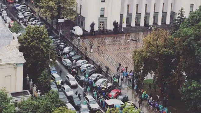 Автомобілі учасників акції під Верховною Радою