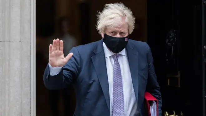 İngiltere Başbakanı Boris Johnson, normalleşme takvimi nedeniyle eleştirilerin odağında.