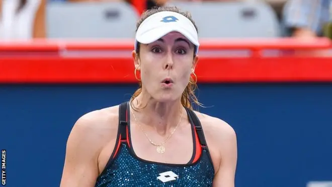 Alize Cornet se quitó la camiseta brevemente tras notar que estaba al revés.