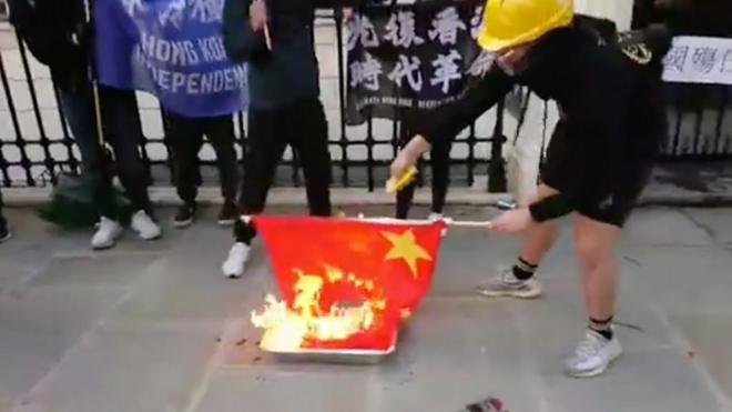 示威者焚燒中國國旗
