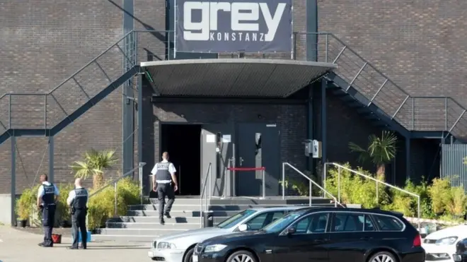 عیني شاهدانو سیمه ییزو رسینو ته ویلي، ښکاري هغه دروازه ساتونکی په ډزو وژل شوی چې د بریدګر د درولو هڅه یې کوه.