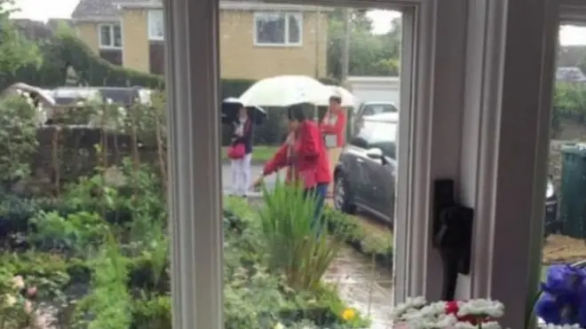 中国游客在英国住家的前花园拍照