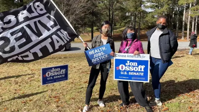 退休美术教授廖碧兰（中）参与造势集会。