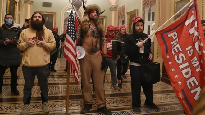 رغم إدانة ترامب لاقتحام الكونغرس إلا أن سياسيين وعلى رأسهم الرئيس المنتخب جو بايدن يحملونه مسؤولية تلك الأحداث