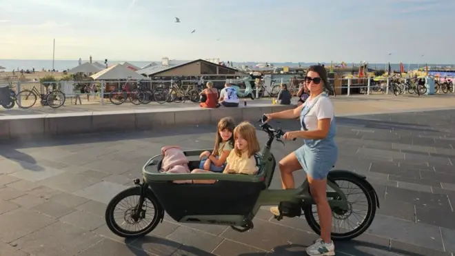 Jasmina Gavrilović Dražić sa ćerkama na odmoru u Holandiji