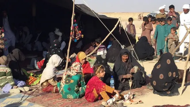 د نیمروز په چخانسور د یوې لویې کېږدۍ لاندې ګڼ بلوڅان د خپلې موسیقۍ اورېدو ته راټول و.