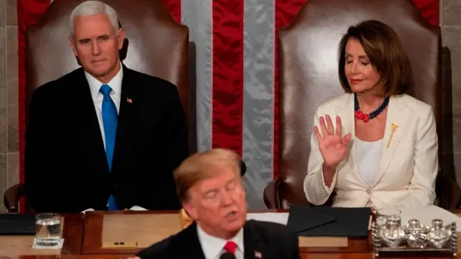 Trump tuvo que dar su discurso con su vicepresidente, Mike Pence, y la presidenta de la Cámara de Representantes y una de sus más duras críticas, Nancy Pelosi, detrás de él.
