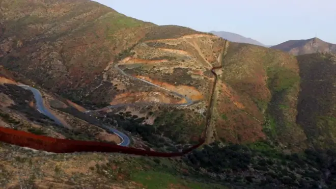 Pagar di kawasan Tijuana di perbatasan Meksiko-Amerika Serikat sudah ada sebelum kepemimpinan Trump, yang akan meneruskannya.