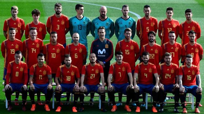 Spain"s coach Julen Lopetegui (C) poses with Spain"s national football players wearing theit new jerseys at the "Ciudad del Futbol" in Las Rozas, near Madrid on November 8, 2017 ahead of their World Cup 2018 friendly football match against Costa Rica
