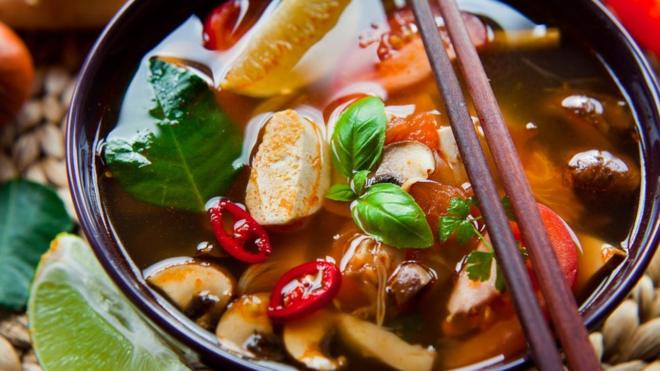 Тарілка з тайським веганським супом
