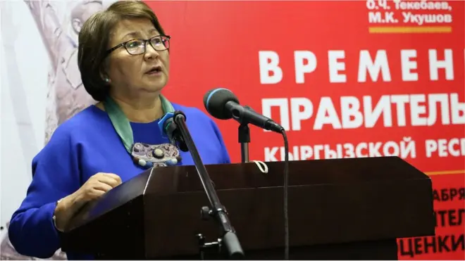 Убактылуу өкмөттүн мүчөлөрү менен президент Атамбаевдин мамилеси конституциялык реформа маселесине келгенде биротоло бузулду.