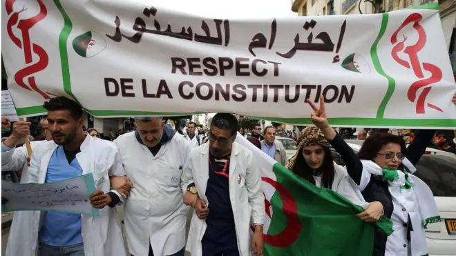 جزائريون يطالبون بإصلاح سياسي شامل