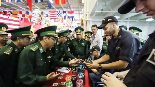 Quân đội Mỹ - Việt giao lưu khi tàu sân bay USS Carl Vinson thăm Đà Nẵng ngày 5/3
