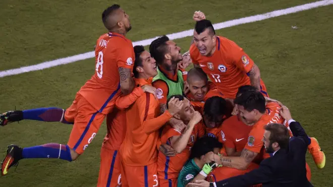 Celebrando la victoria de Chile