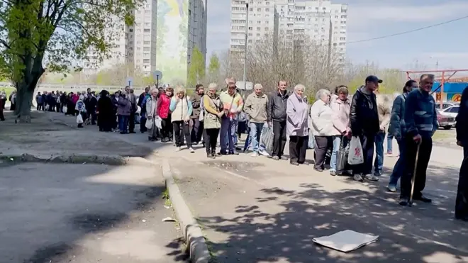 Очередь за мясом в Харькове.