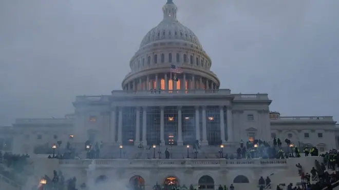 Supporters of Donald Trump clash wit police officers in front of di US Capitol