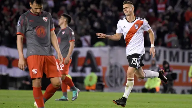 Rafael Santos Borré celebra uno de los goles de la victoria 3-1 de River Plate sobre Independiente que le permitió avanzar a las semifinales de la Copa Libertadores.